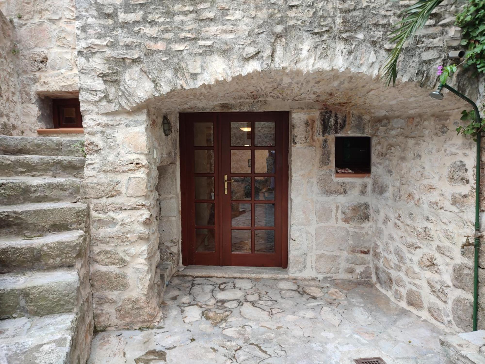 Villa Rustika Sutivan Luaran gambar