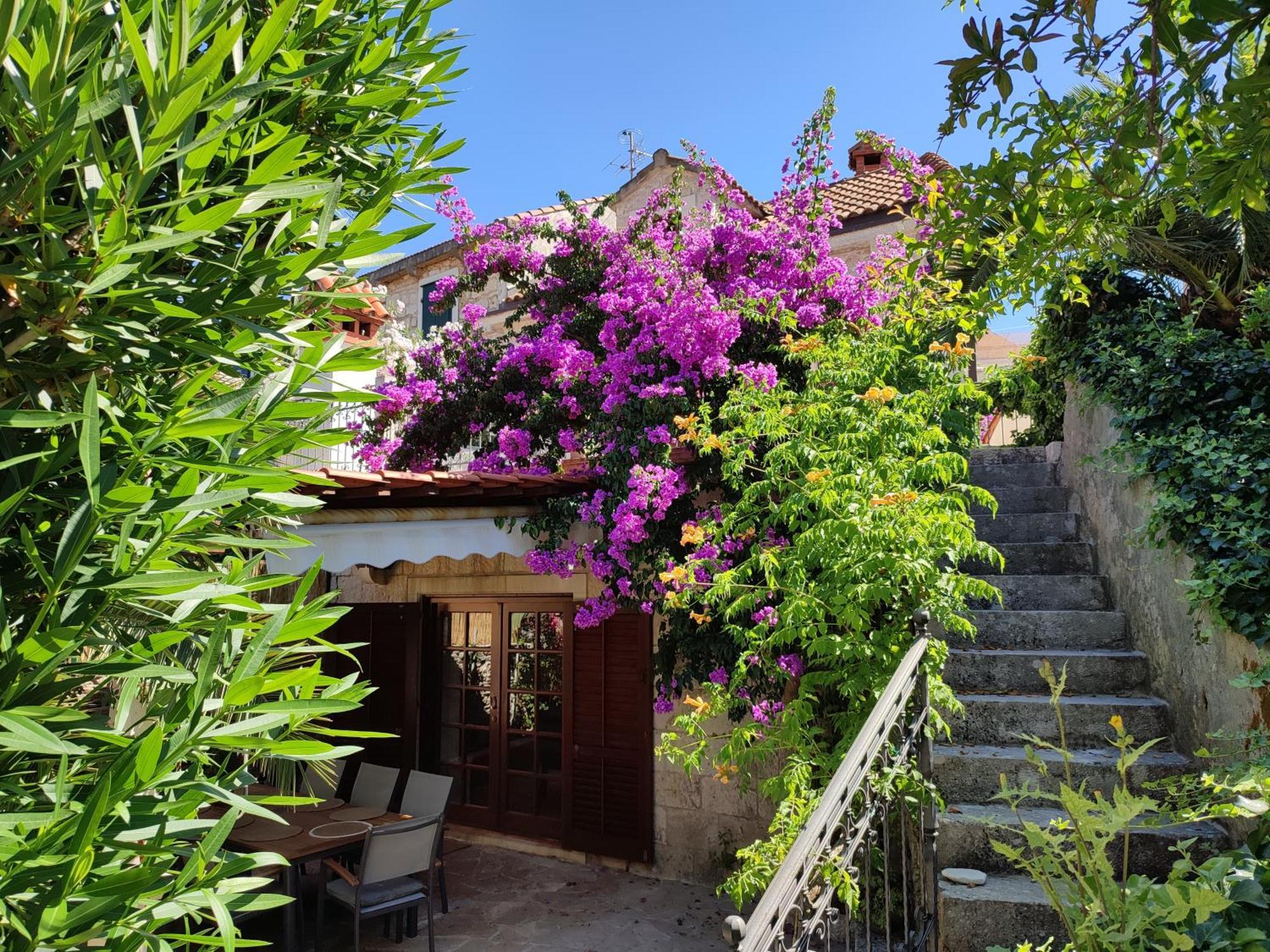 Villa Rustika Sutivan Luaran gambar
